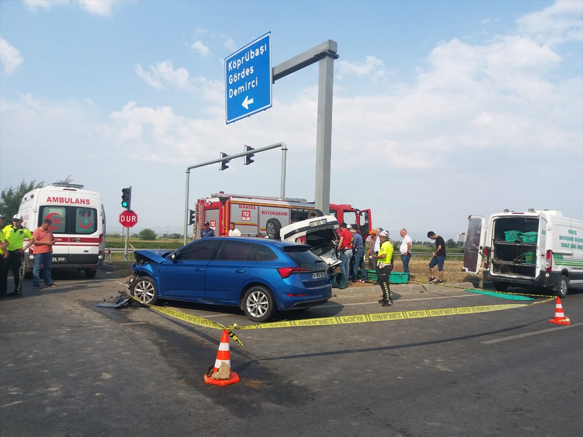 Manisa'da iki otomobilin çarpıştığı kazada 3 kişi öldü