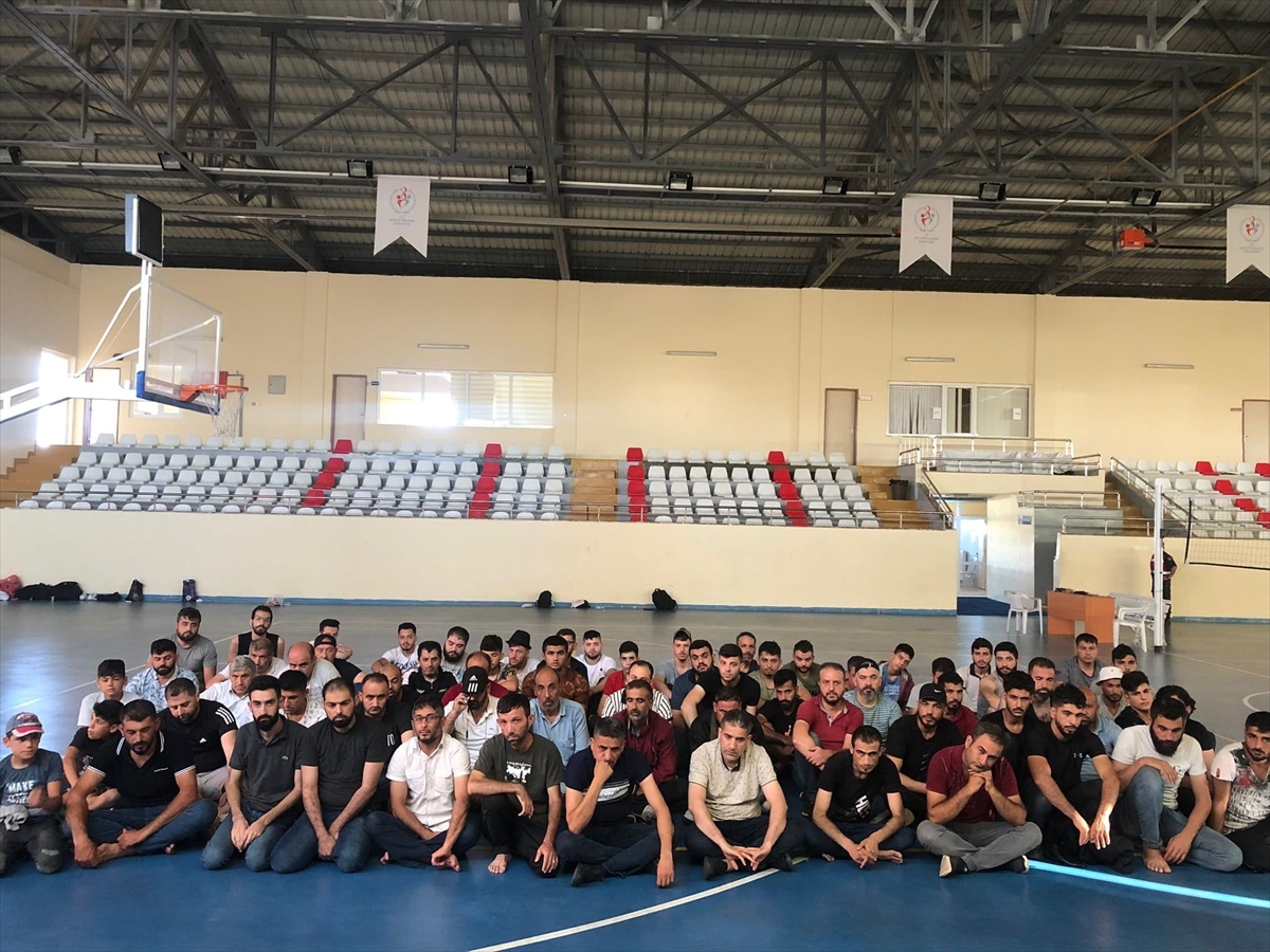 Mersin'e yasa dışı yollarla geldikleri belirlenen 66 yabancı uyruklu yakalandı