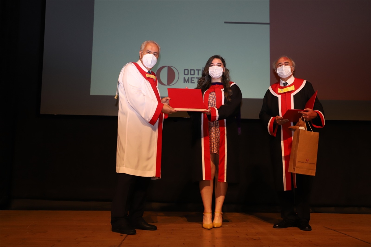 ODTÜ, Türkiye'nin eğitimdeki ilk “NFT” sertifikalarını öğrencilerine takdim etti