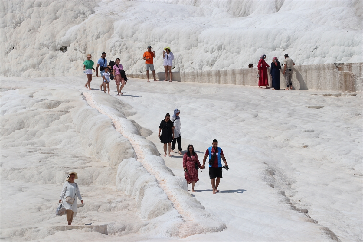 Pamukkale bayramda yoğun ziyaretçi ağırlıyor