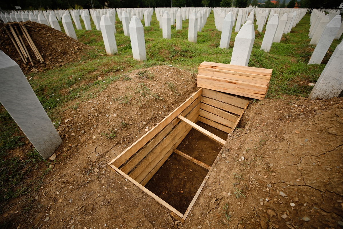 Potoçari Anıt Mezarlığı'na ulaşan Srebrenitsa kurbanlarının cenazeleri gözyaşlarıyla karşılandı