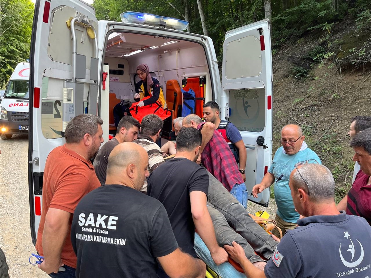 Sakarya'da devrilen traktörün sürücüsü ve oğlu yaralandı