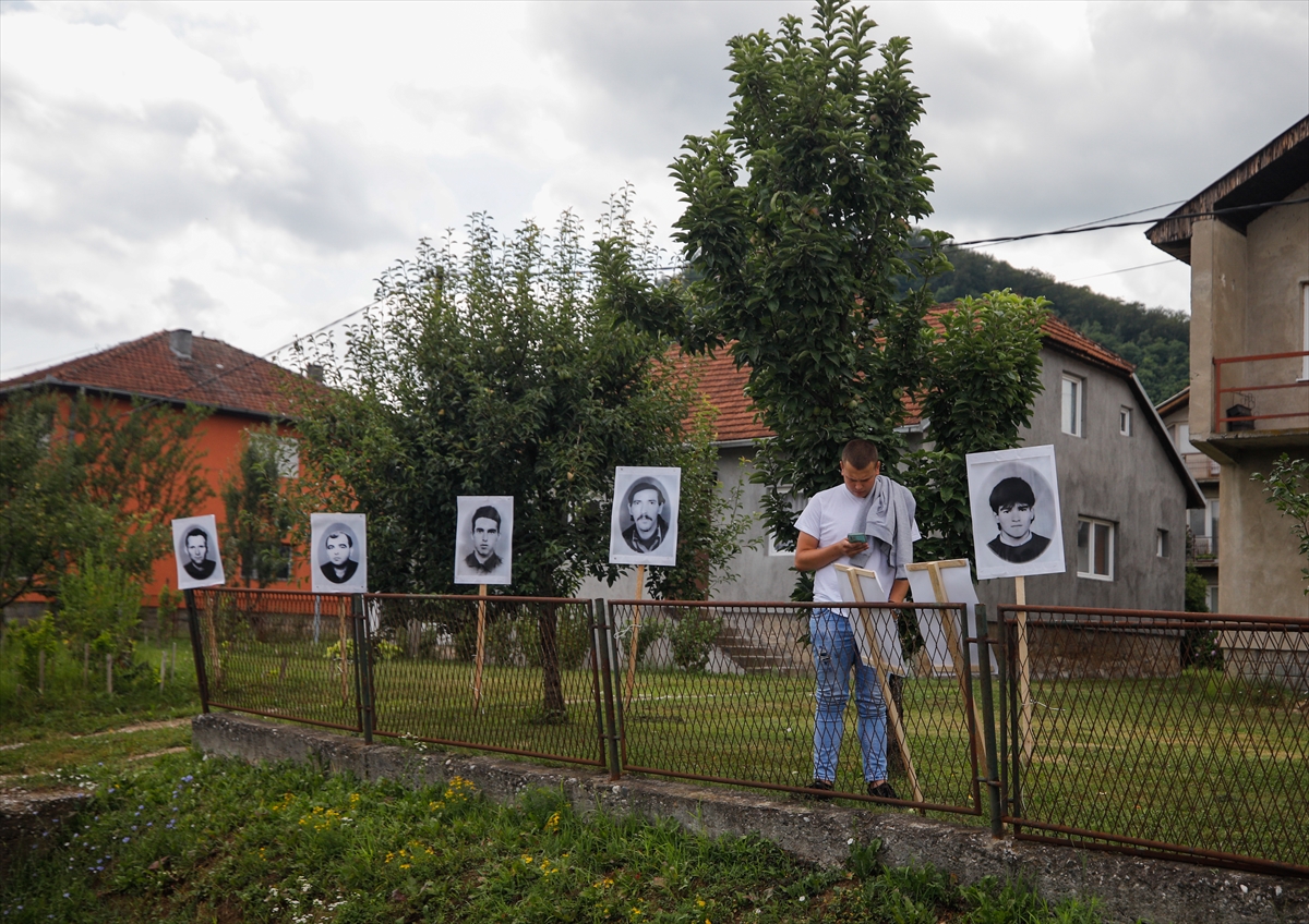 Sırp askerlerinin fotoğraflarının yerleştirildiği Srebrenitsa'da Müslümanlara provokasyon