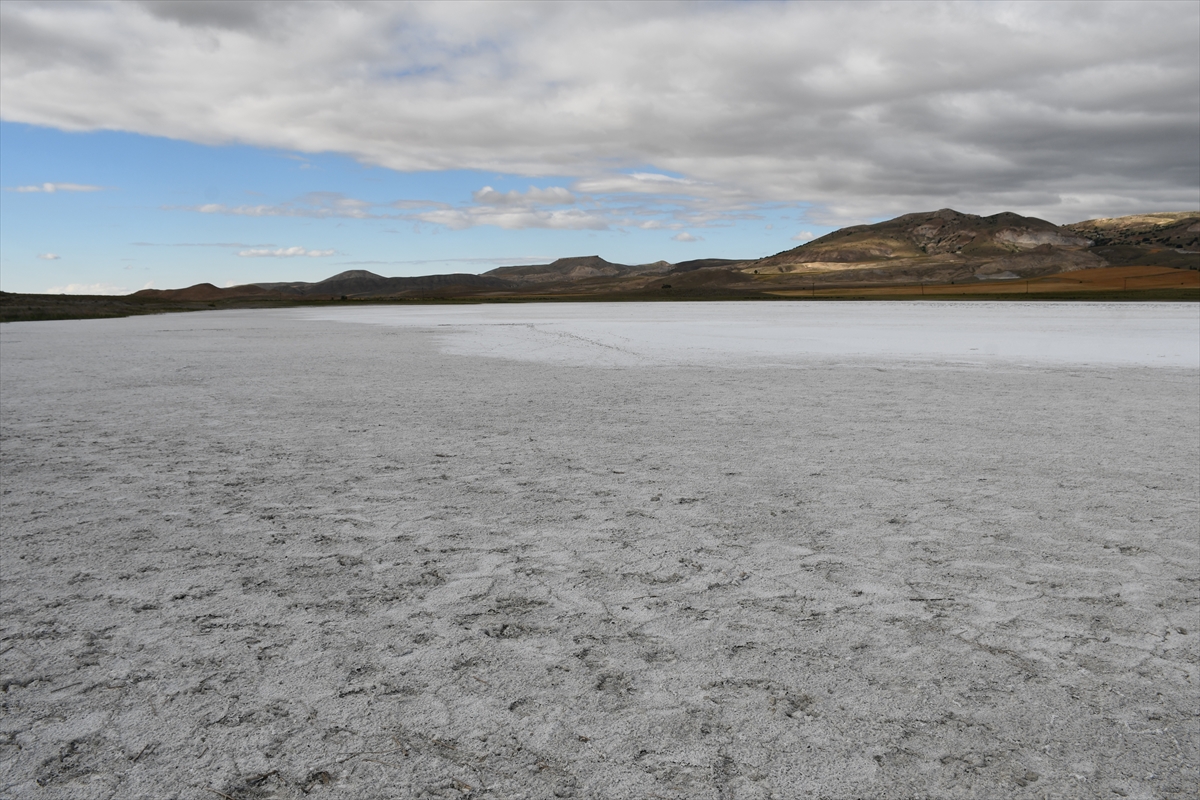 Sivas'ta tamamen kuruyan Tecer Gölü'nün yüzeyinde tuz tabakası kaldı
