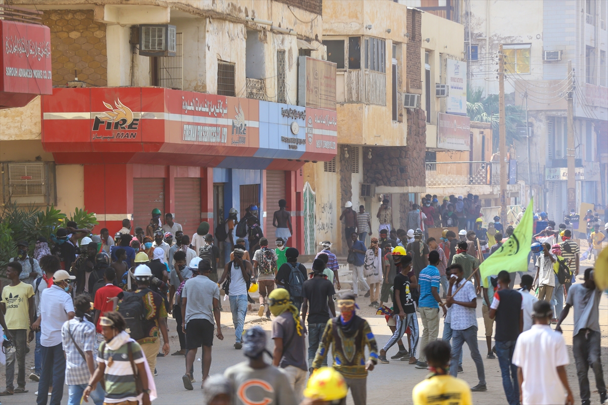 Sudan'da askeri yönetim karşıtı binlerce kişi sokaklara indi