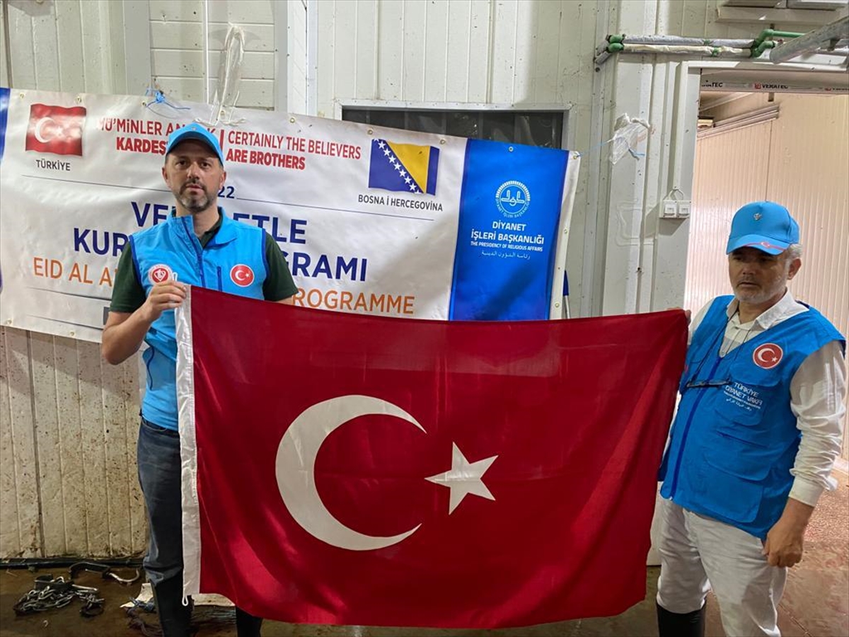 TDV ve Türk Kızılay Bosna Hersek'te kurban eti dağıttı