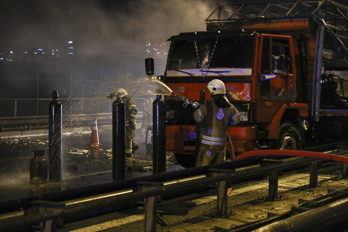 TEM Otoyolu’nda oksijen tüpü yüklü kamyon yandı