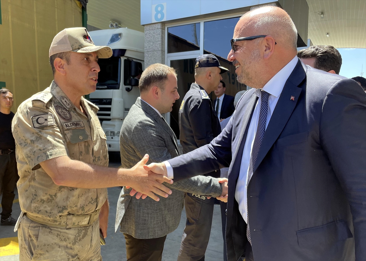 Ticaret Bakan Yardımcısı Turagay, Çıldır-Aktaş Gümrük Kapısı'nda incelemede bulundu: