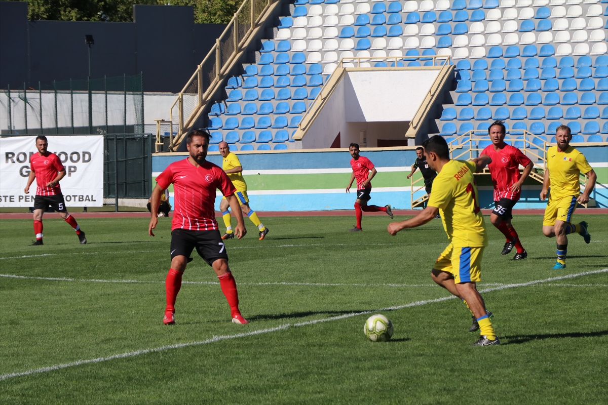 Türk ve Rumen eski futbolcular, SMA hastası bebek için Çankırı'da sahaya çıktı