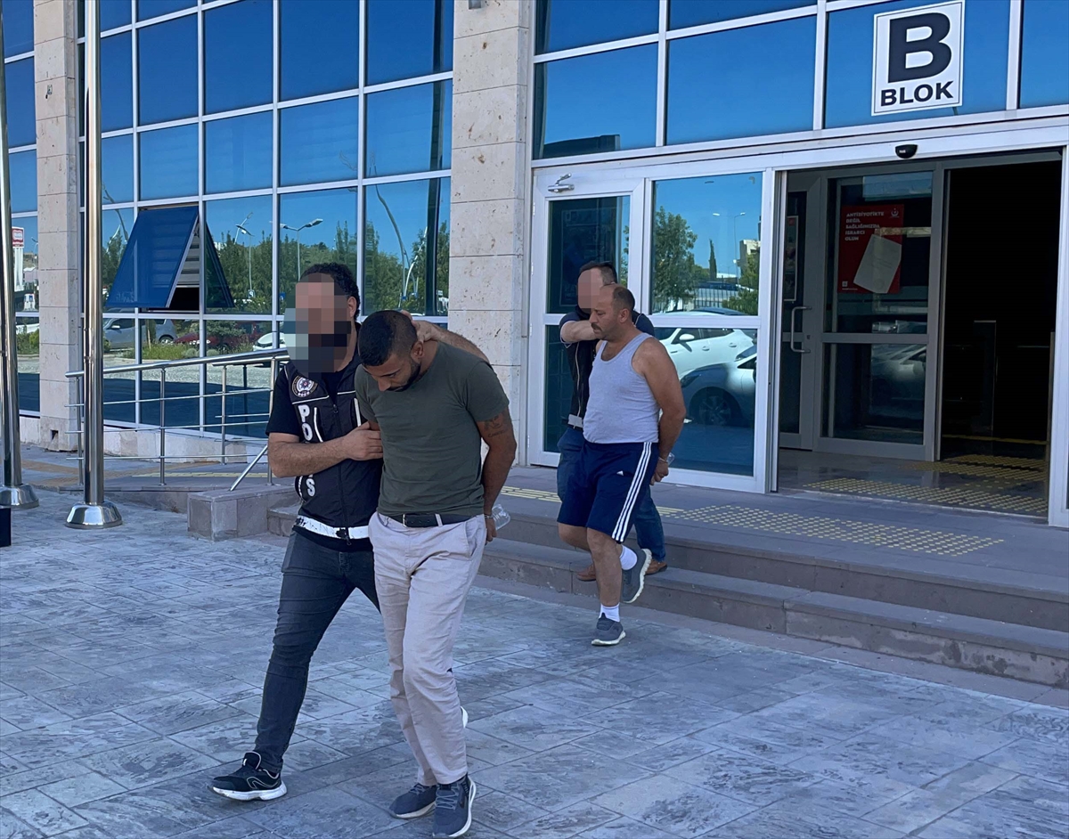 GÜNCELLEME – Uşak'ta uyuşturucu haplarla yakalanan 3 şüpheliden 2'si tutuklandı