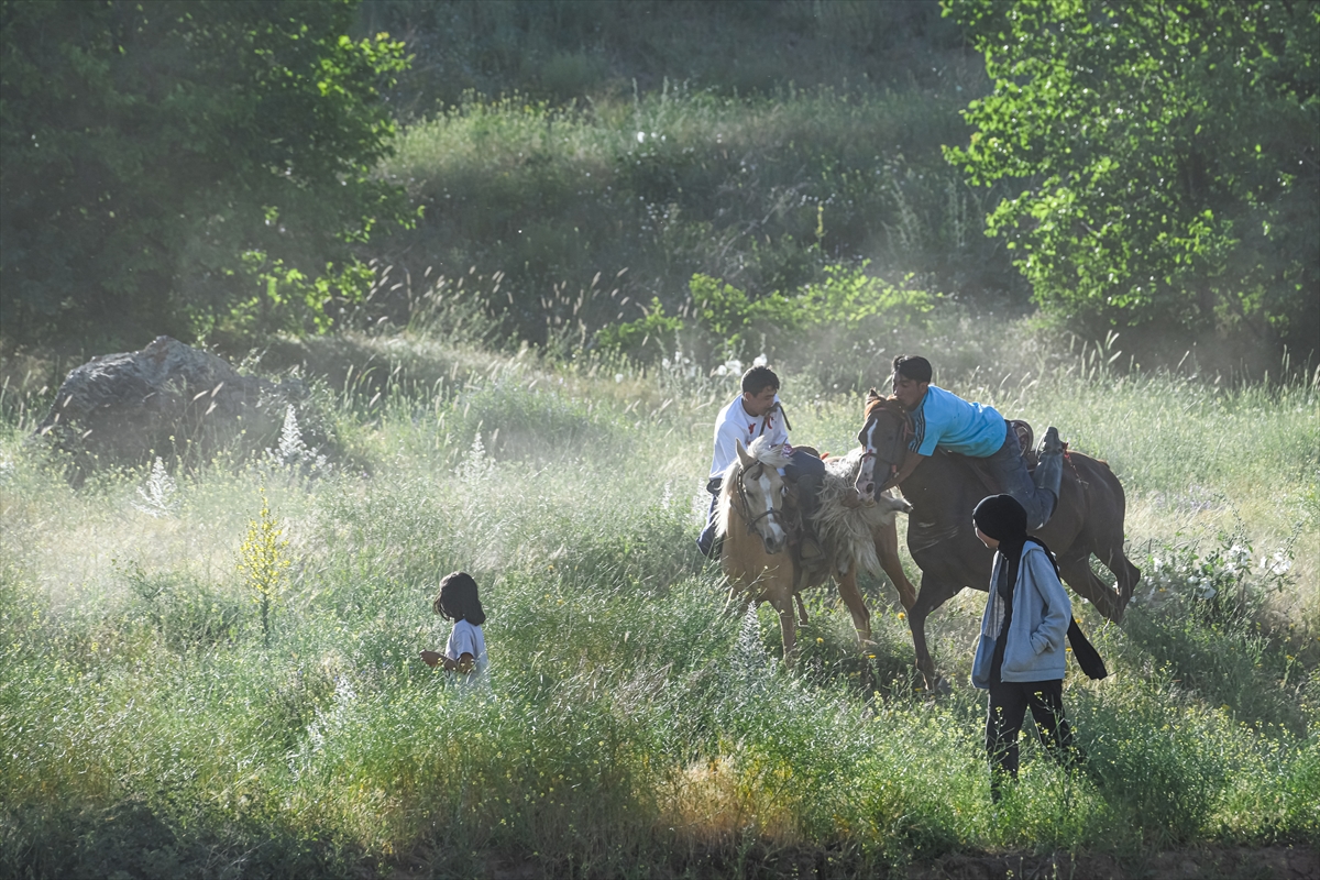 Van'a 40 yıl önce yerleştirilen Kırgızlar renkli geleneklerini sürdürüyor