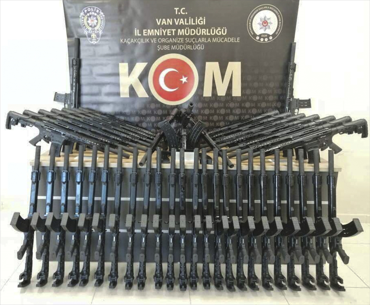 Van'da bir araçta 150 av tüfeği ele geçirildi