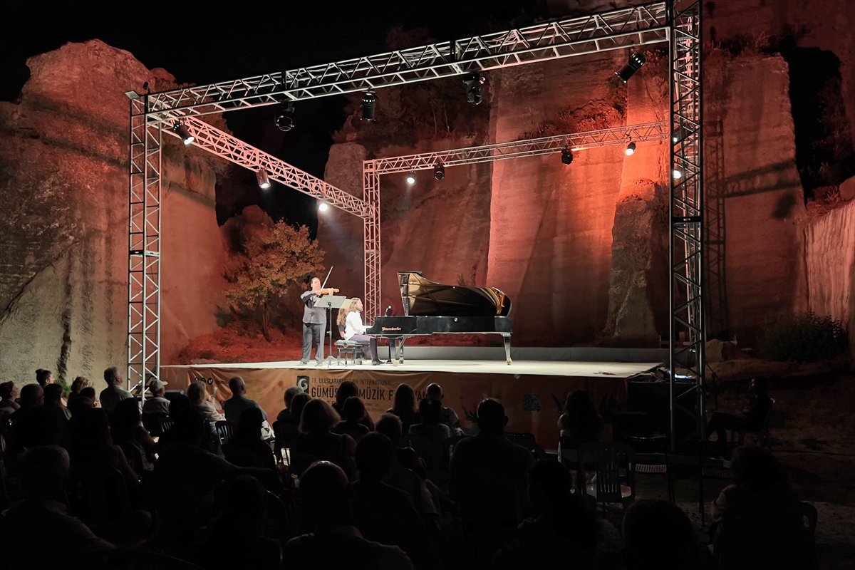 19. Uluslararası Gümüşlük Müzik Festivali'nde kemancı Zalai ve piyanist Gökbudak konser verdi