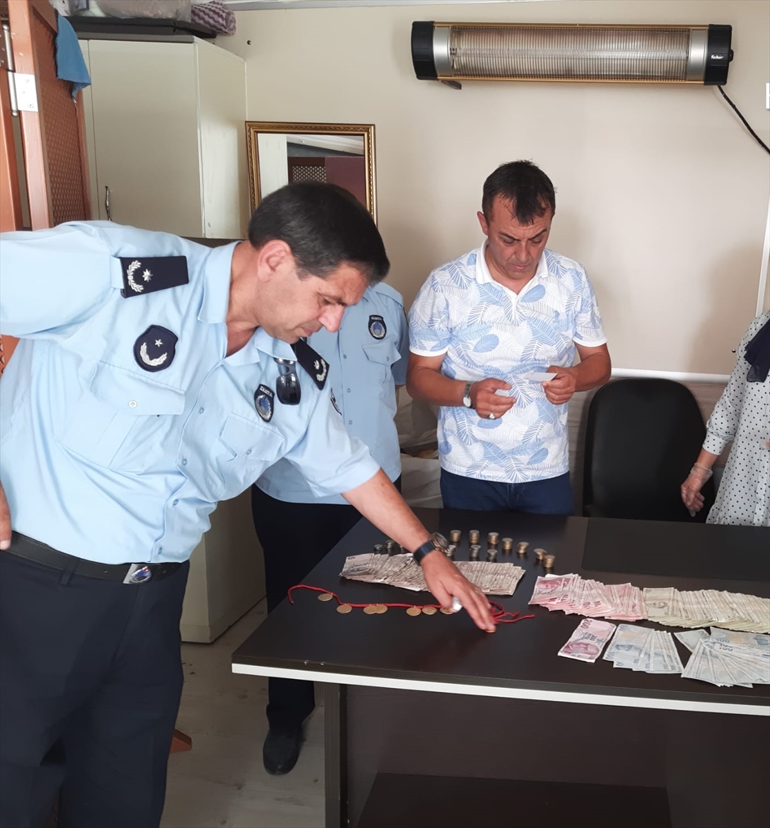 Afyonkarahisar'da dilencinin üzerinden 10 cumhuriyet altını ile 9 bin 165 lira çıktı