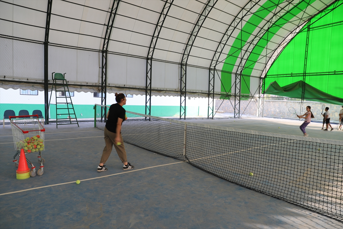 Ağrı Dağı eteklerindeki tenis kortlarında raket sesleri yankılanıyor