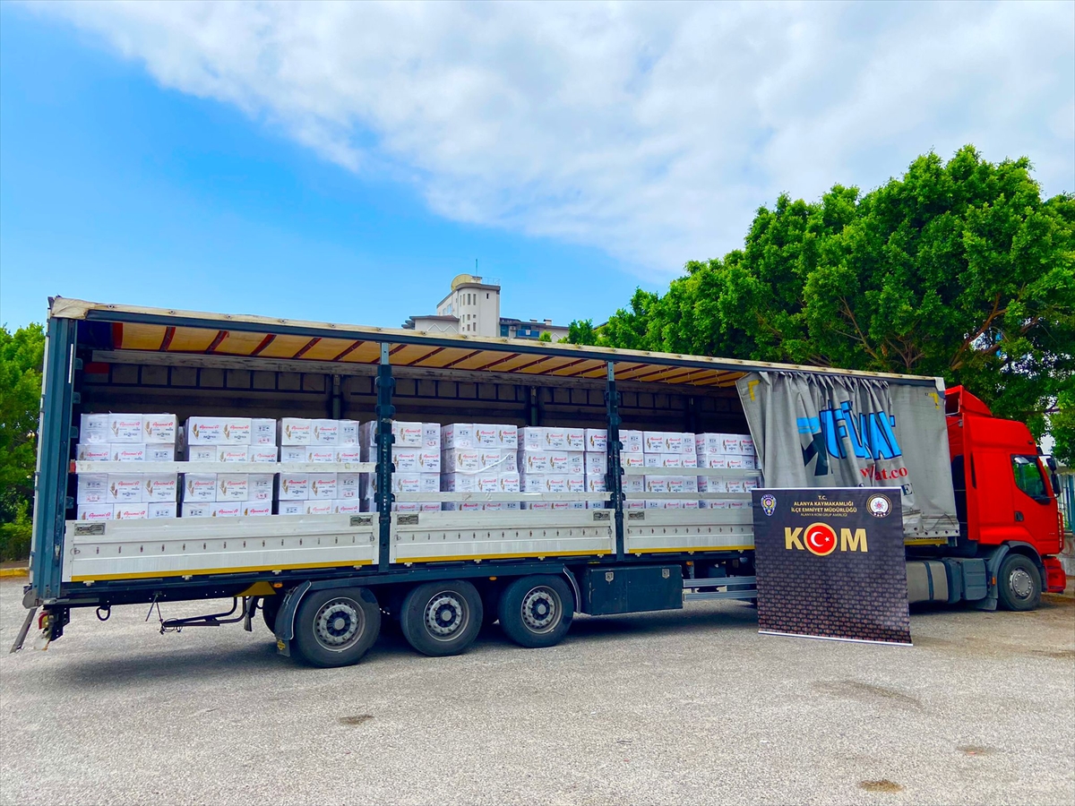 Alanya'da bir tırda 17 bin 160 şişe kaçak içki ele geçirildi