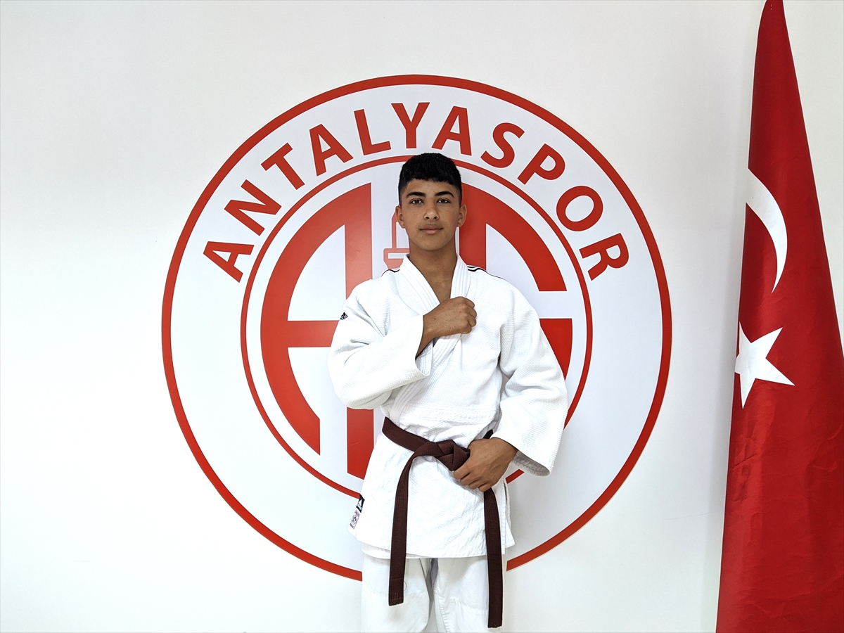 Antalyaspor'dan Judo Milli Takımı'na girme başarısı gösteren Yıldırım'a kutlama