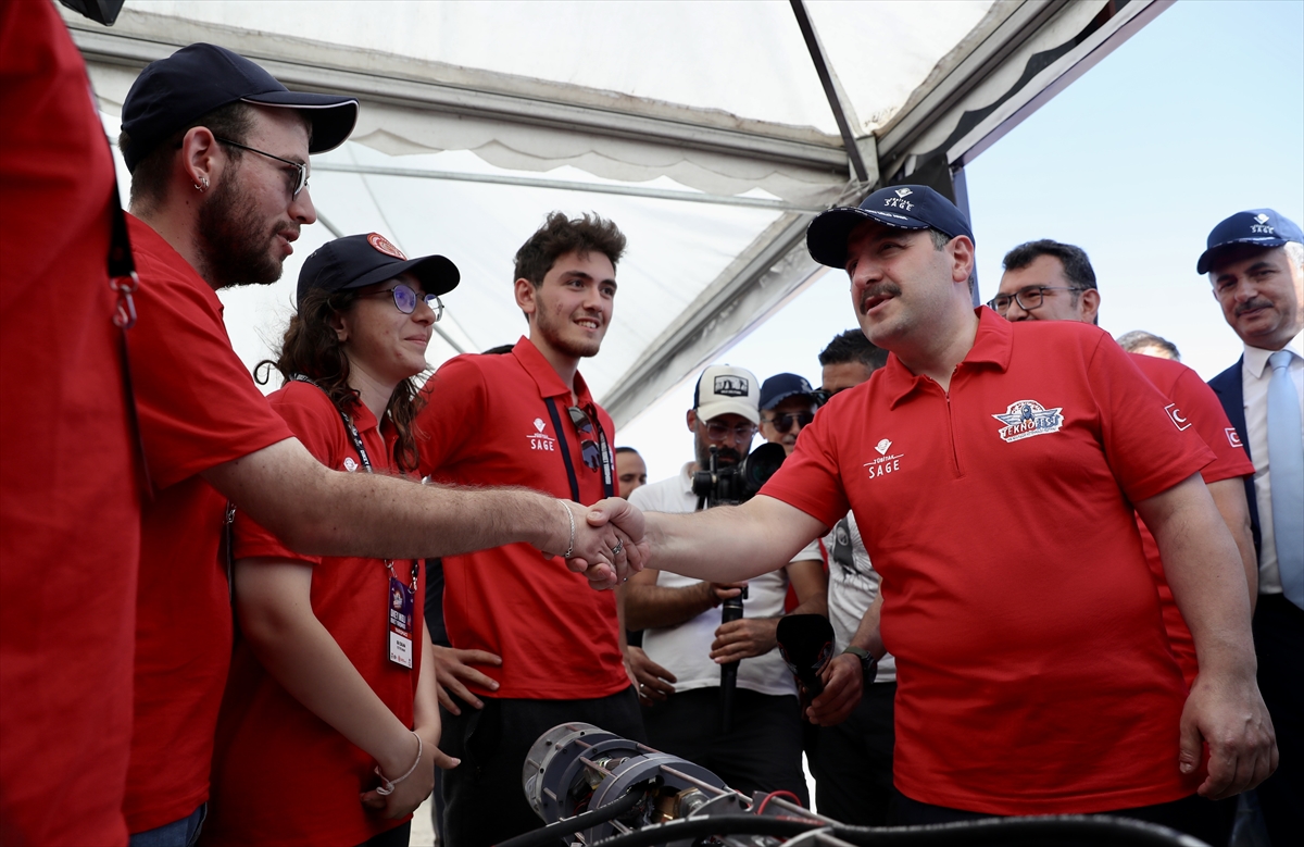 Bakan Varank, Dikey İnişli Roket Yarışması'nı izledi: