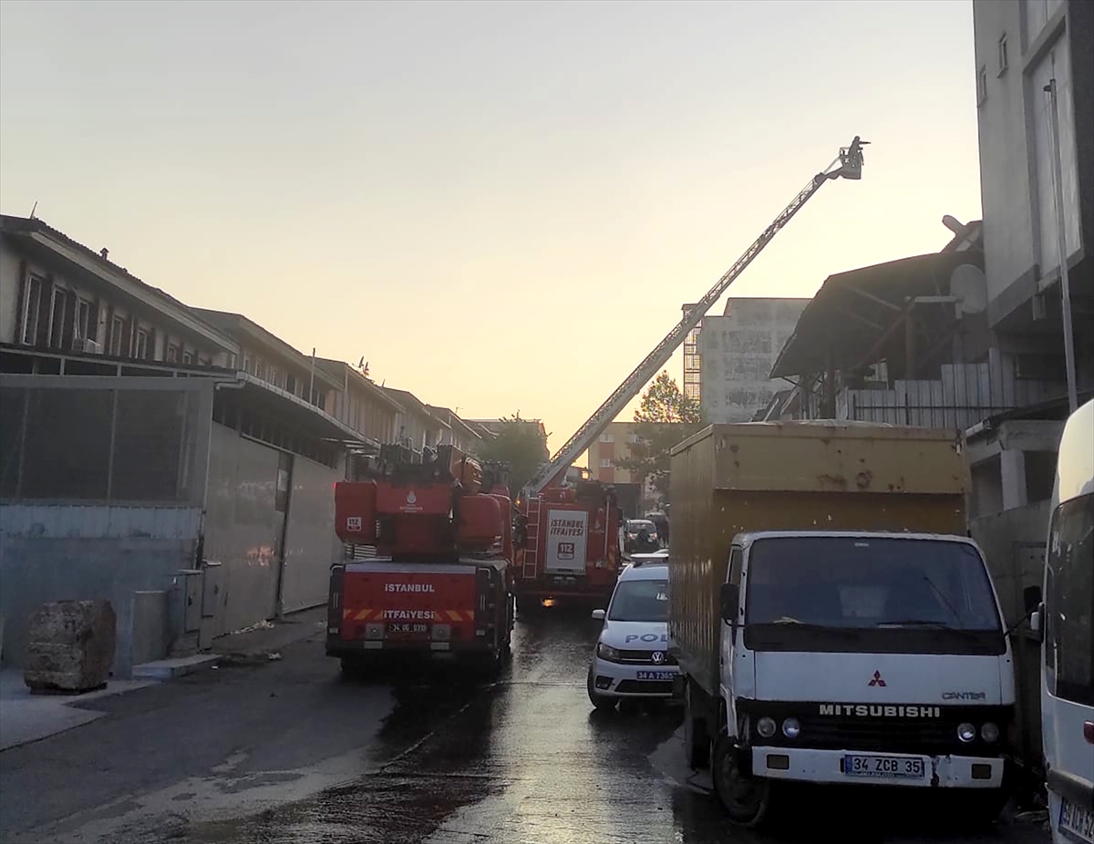 Beylikdüzü'nde bir iş yerinde çıkan yangın söndürüldü
