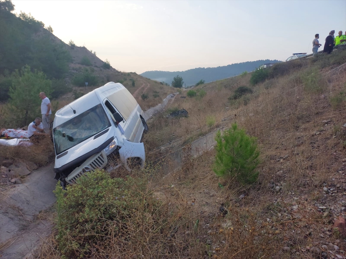 GÜNCELLEME – Bilecik'te su kanalına giren minibüsteki 13 kişi yaralandı