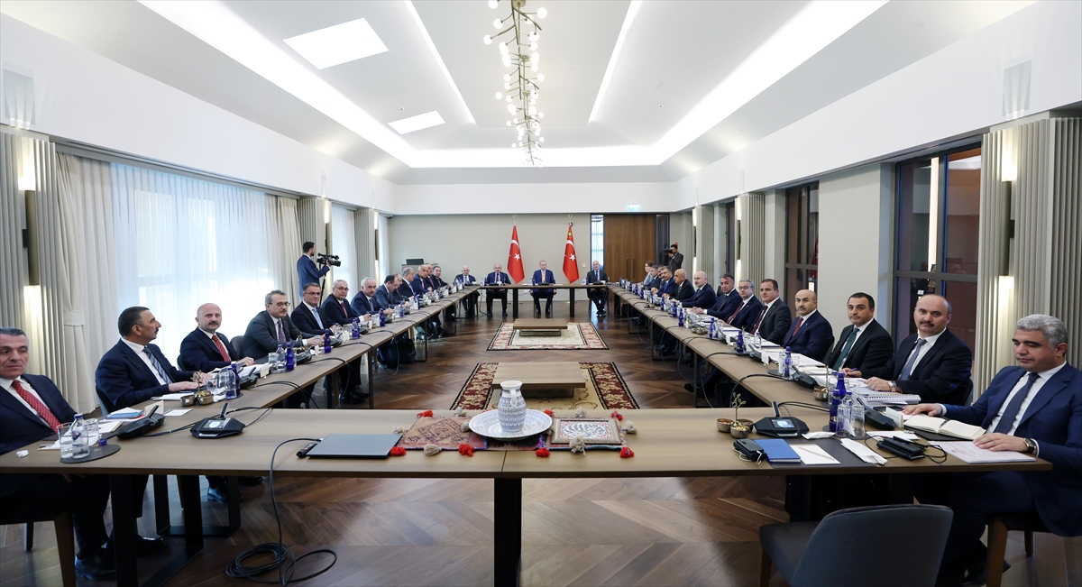 Cumhurbaşkanı Erdoğan, Ahlat'ta bölge valileriyle bir araya geldi