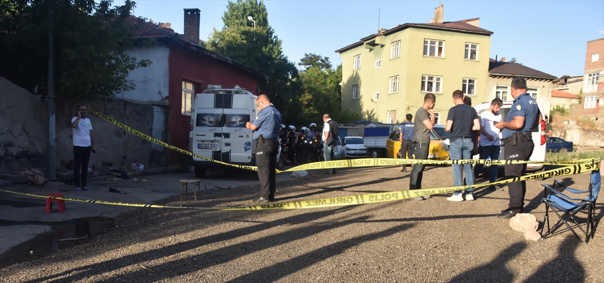 Erzurum'da evlerinin önünde oturan 3 kişi silahlı saldırıda yaralandı