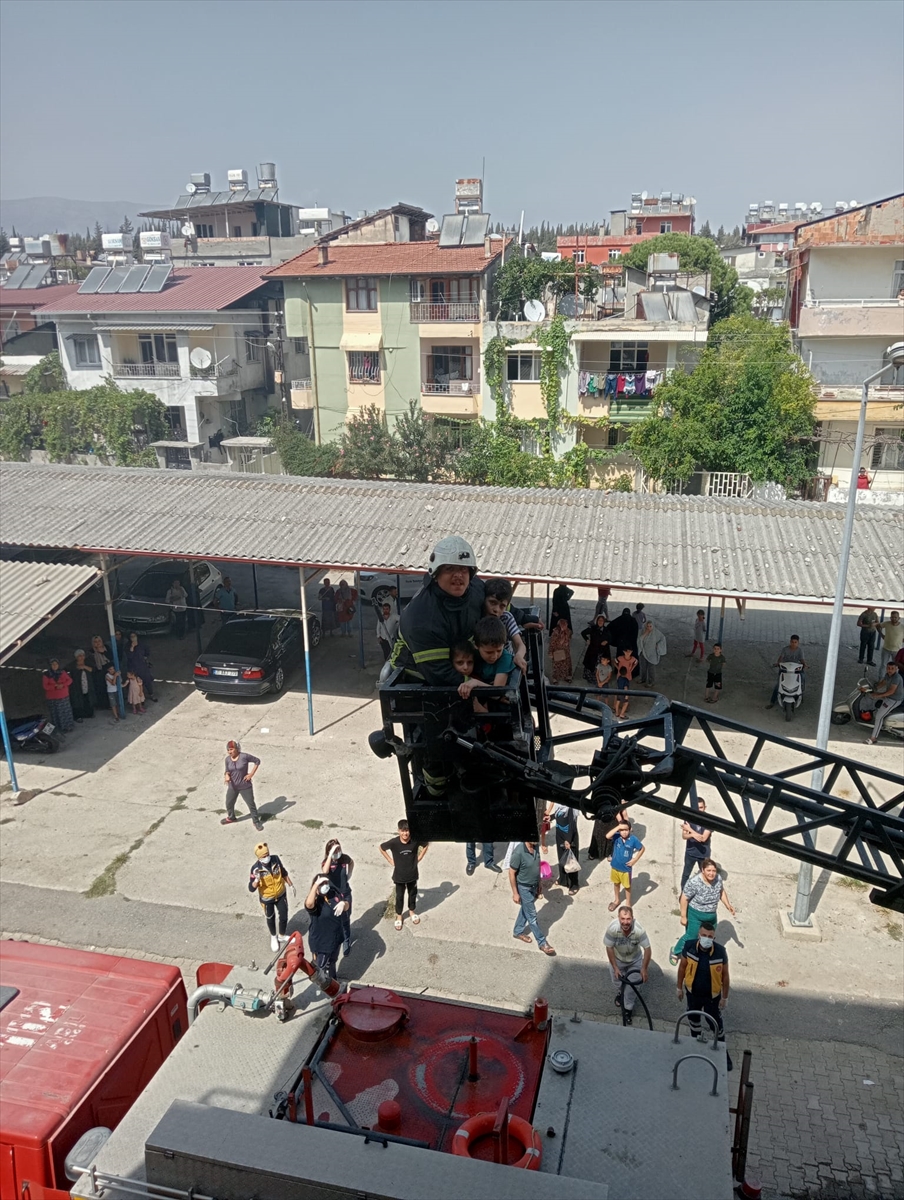 Hatay'da yangın çıkan evde mahsur kalan 3 çocuğu itfaiye kurtardı