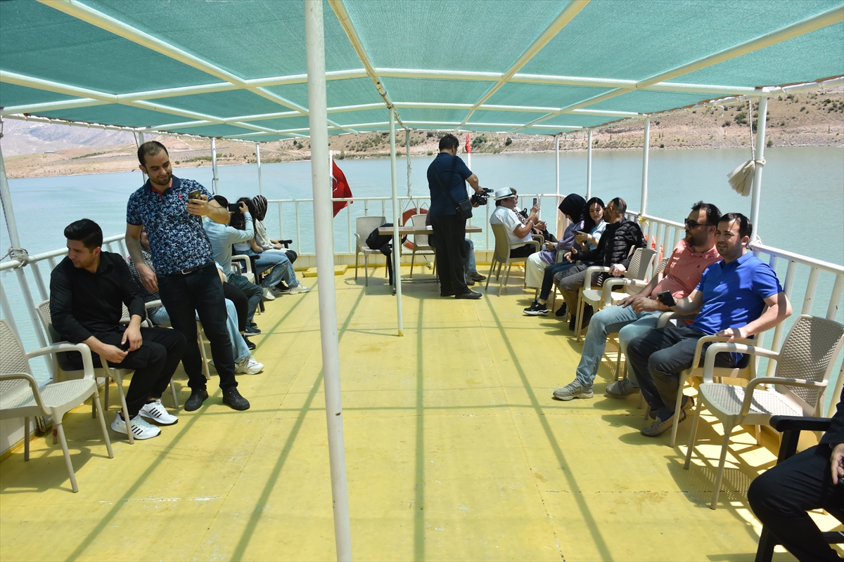 İliç Millet Bahçesi su kayağı ve tekne turu yapmak isteyenleri ağırlıyor