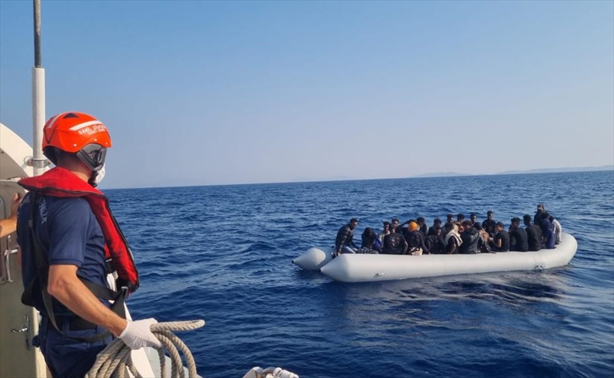 İzmir'de geri itilen 115 düzensiz göçmen kurtarıldı, 35 göçmen yakalandı