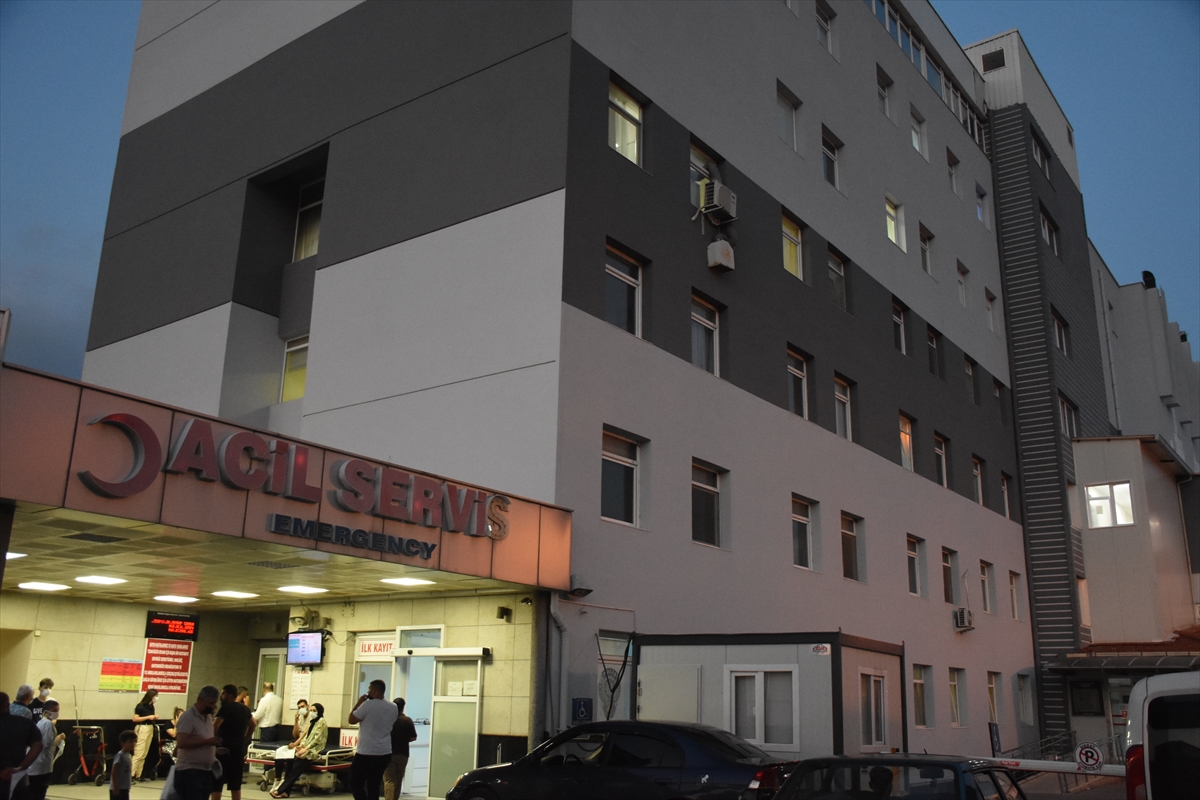 İzmir'de yaklaşık yarım metrelik sıcak yağ tankına düşen işçi yaralandı