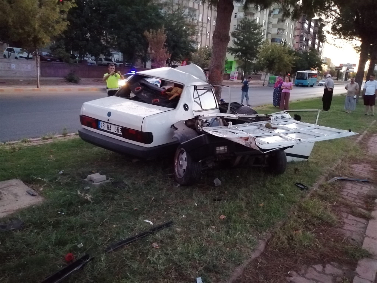 Kahramanmaraş'ta ağaca çarpan otomobilin sürücüsü öldü