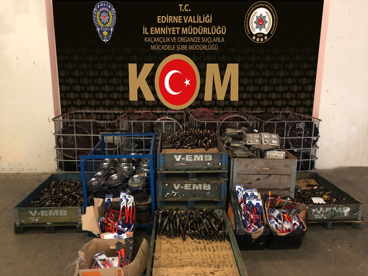 Kapıkule Sınır Kapısı'nda gümrük kaçağı motor parçaları ve hırdavat ele geçirildi