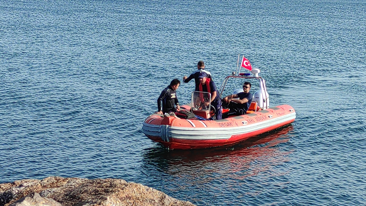Kartal sahilinde denizde el bombası bulundu