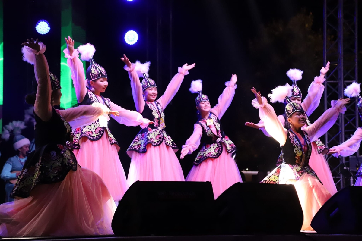 Kartal'da Uluslararası Halk Oyunları Festivali başladı