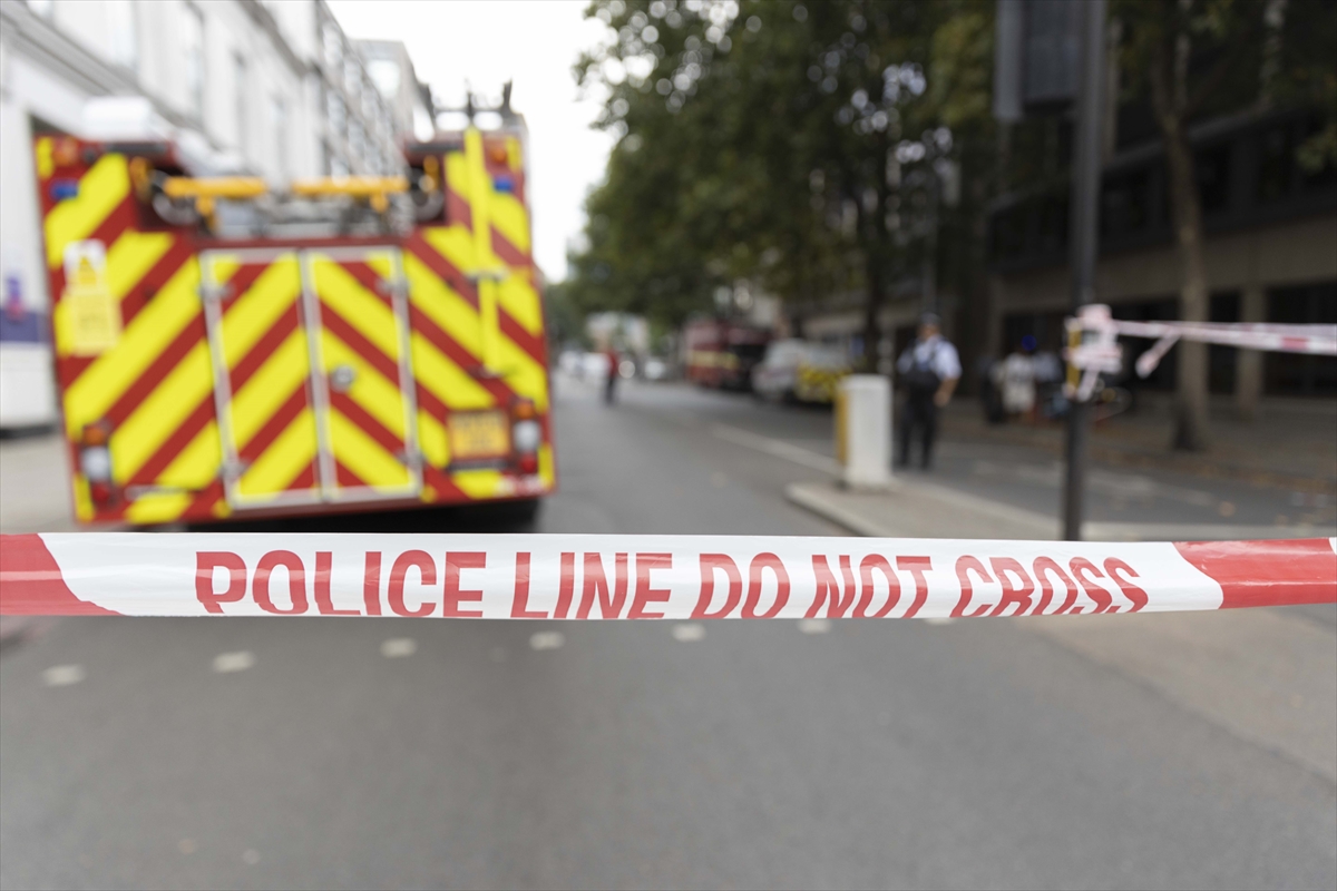 Londra'nın merkezindeki metro istasyonu yakınında yangın çıktı