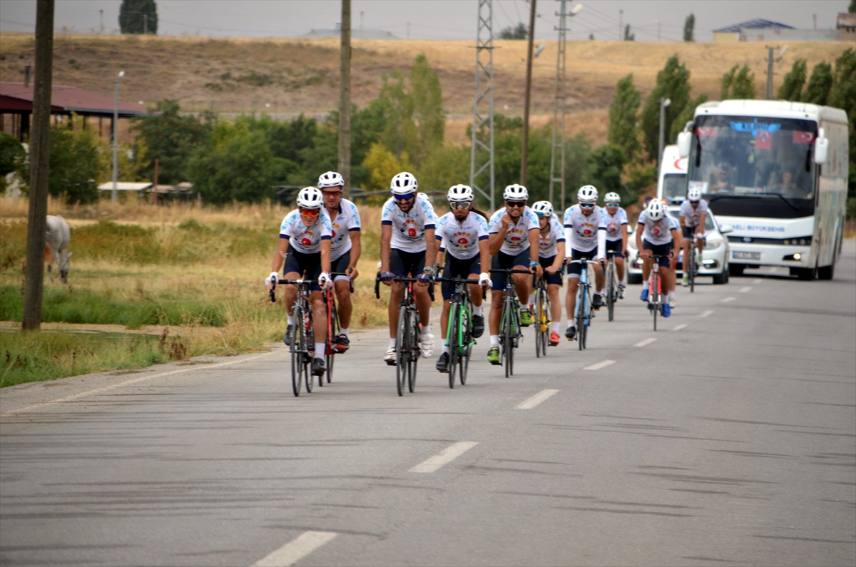 Malazgirt Zaferi için Kocaeli'den Muş'a kadar pedal çevirdiler