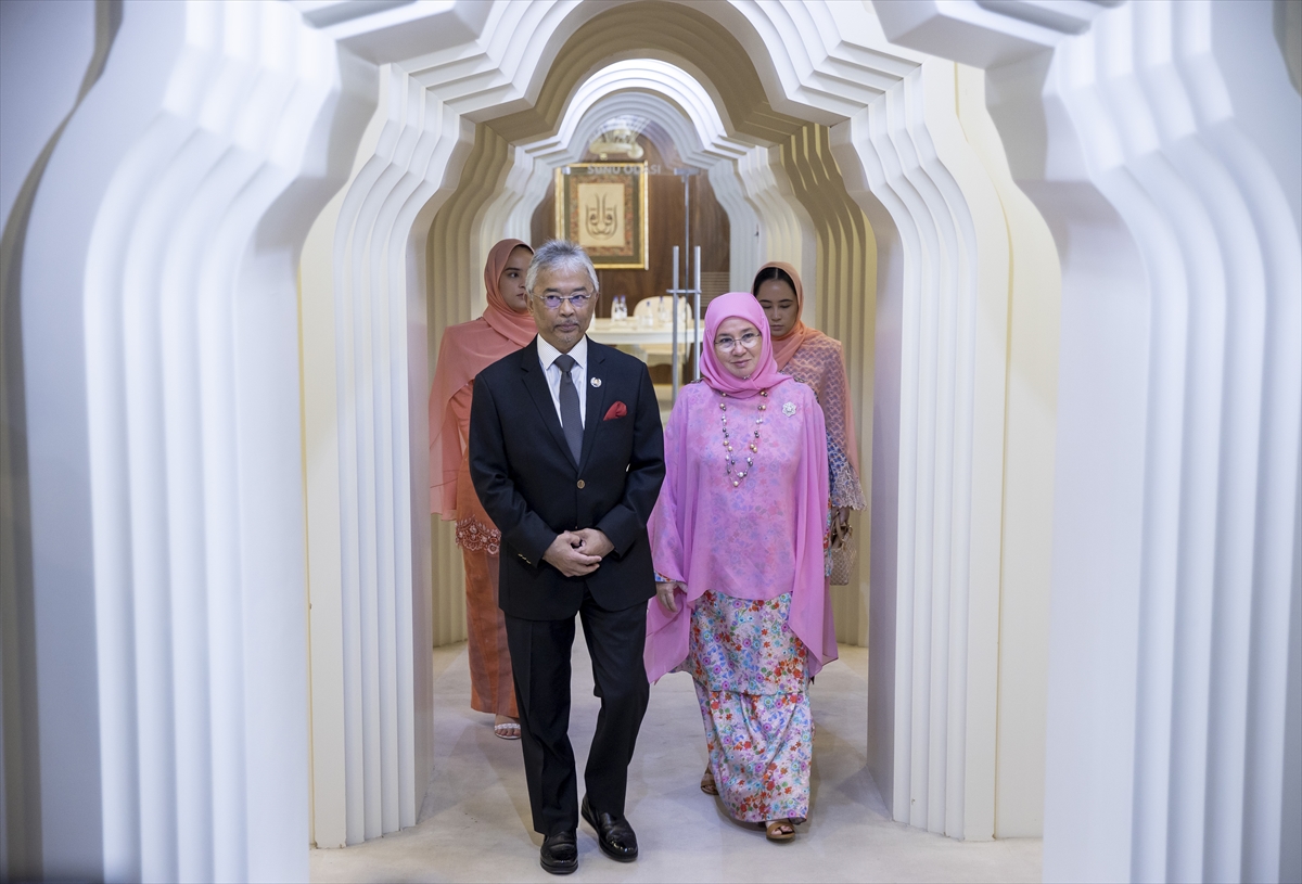 Malezya Kralı Abdullah Şah ile Kraliçe Tunku Azizah, Diyanet İşleri Başkanlığı kütüphanesini gezdi