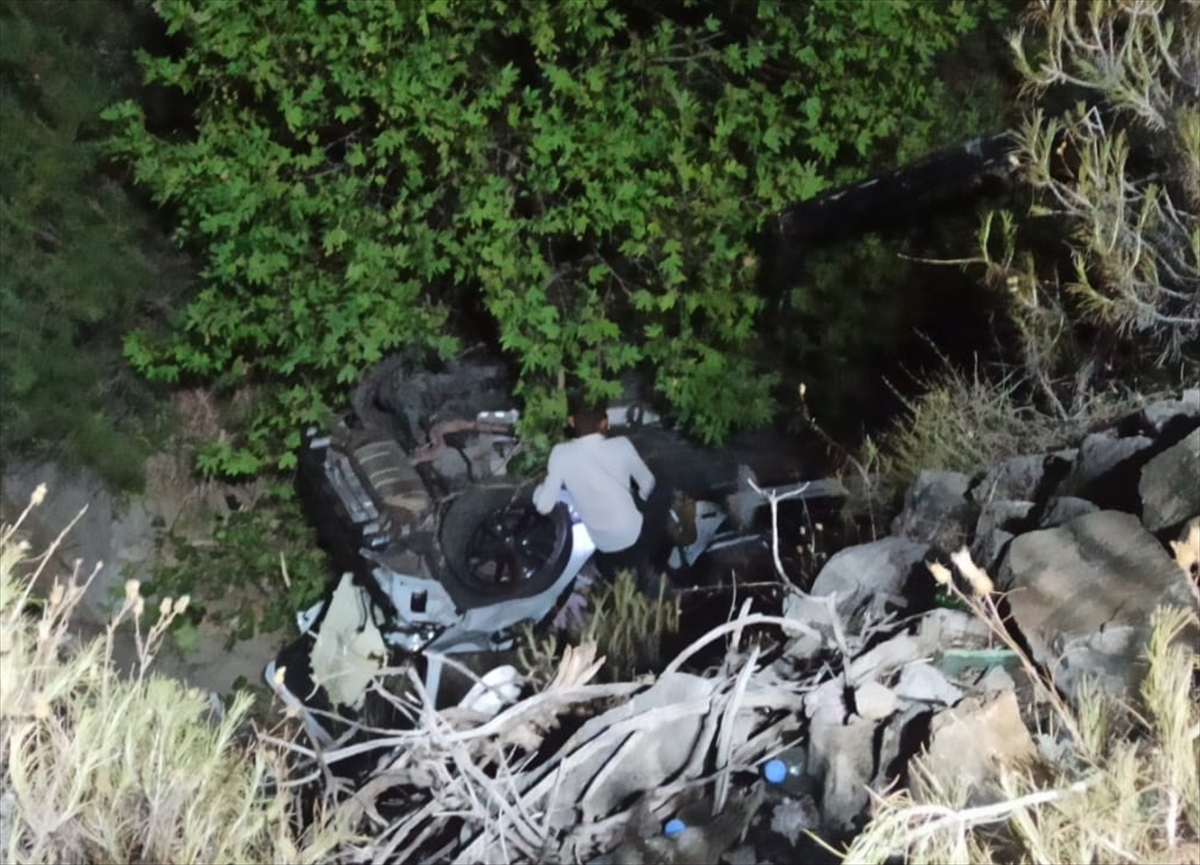 Muğla'da dere yatağına yuvarlanan otomobildeki 2 kişi öldü, 2 kişi yaralandı