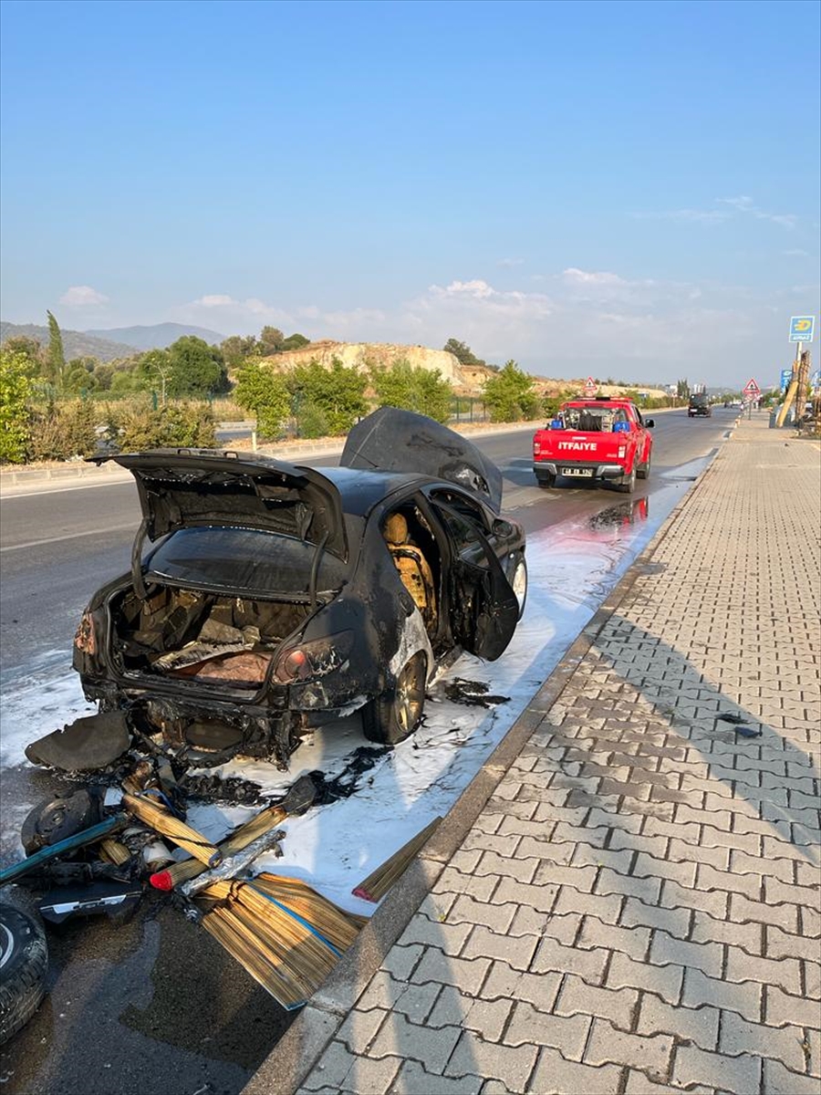 Muğla'da seyir halindeki kamyonet ve otomobilde çıkan yangın söndürüldü
