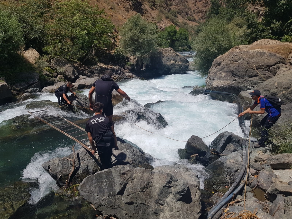 Müküs Çayı'nda akıntıya kapılan hemşireye ulaşılmaya çalışılıyor