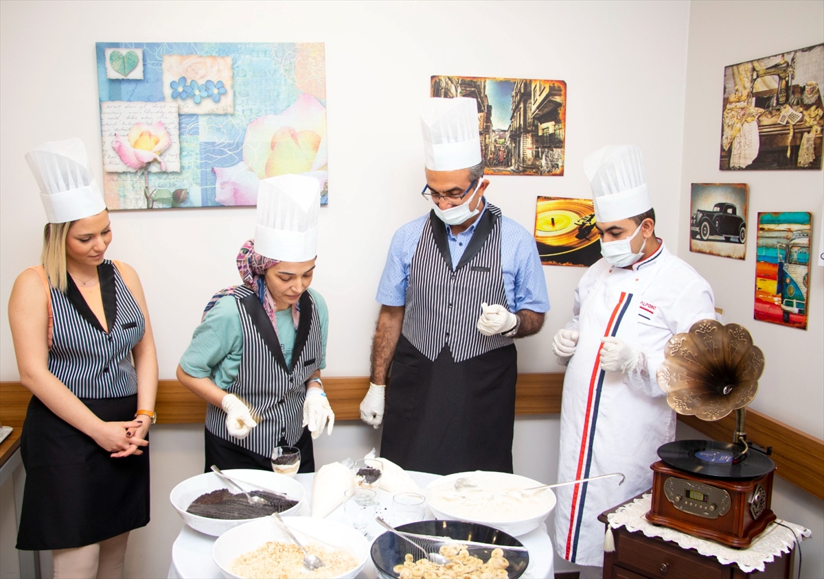 Onkoloji hastaları doktorlarıyla magnolia tatlısı atölye çalışması yaptı