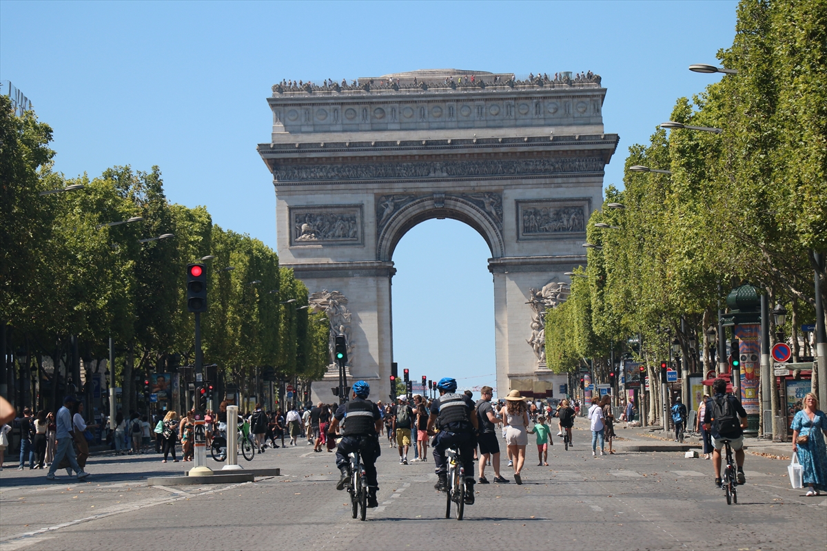 Paris'in her ayın ilk pazarı trafiğe kapatılan alanları yürüyüşseverleri memnun etti