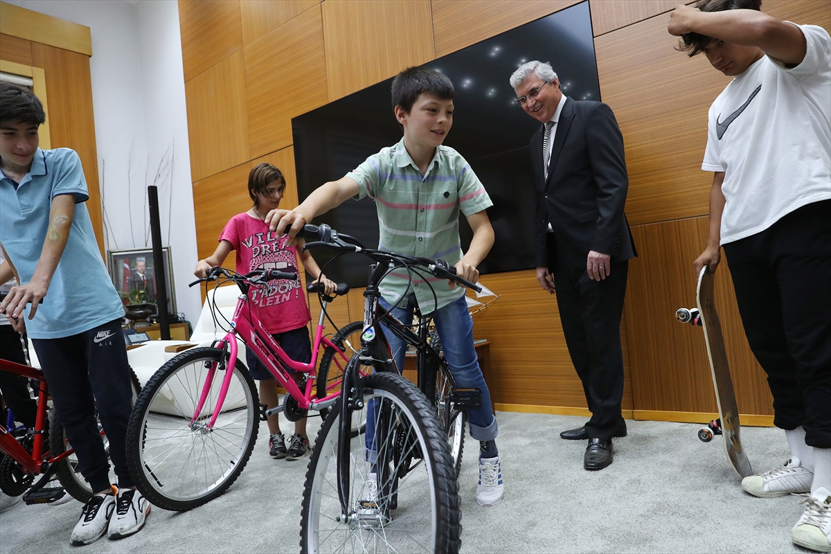 Sakarya'da bisikleti çalınan çocuğa yenisi hediye edildi