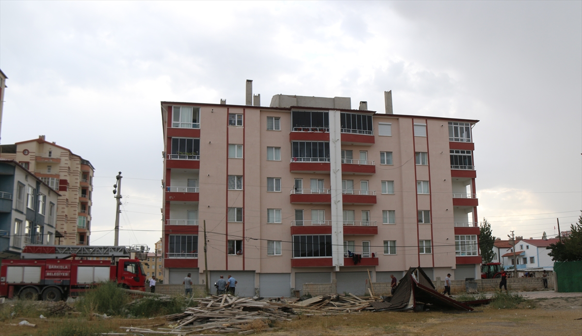 Sivas'ta şiddetli rüzgar çatı uçurdu