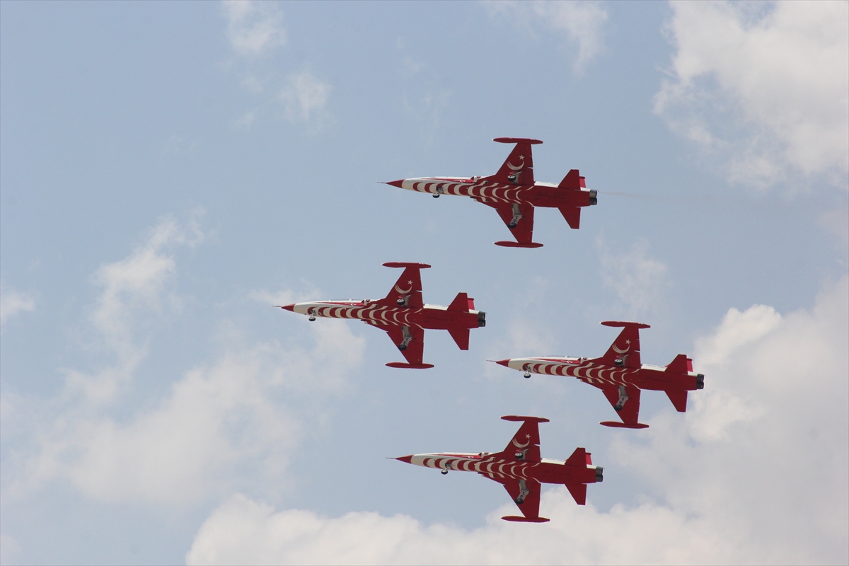 Türk Yıldızları Afyonkarahisar'da gösteri uçuşu yaptı