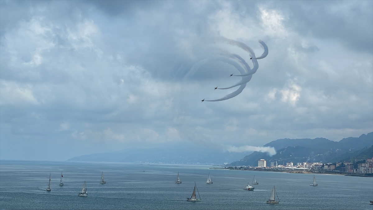 Türk Yıldızları Rize'de gösteri uçuşu yaptı