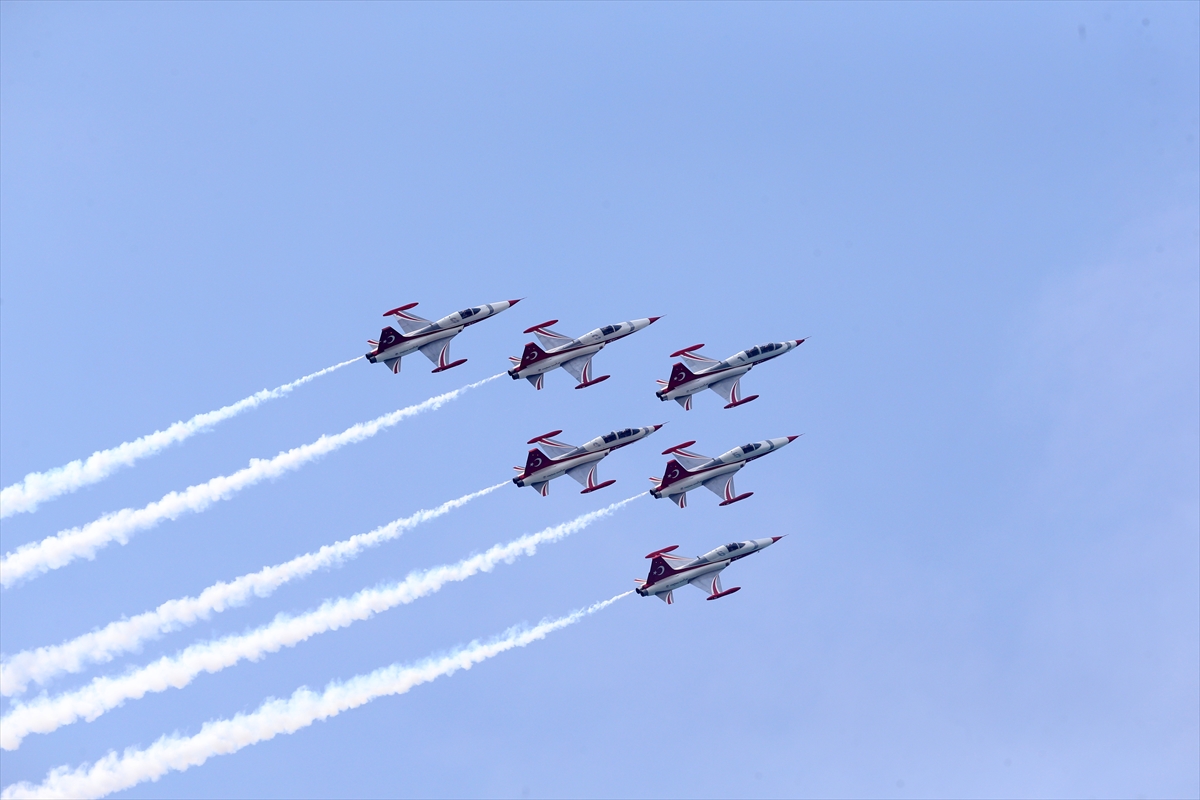 Türk Yıldızları Trabzon'da gösteri uçuşu yaptı