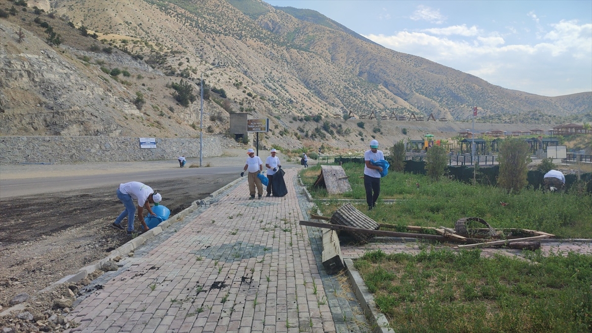 Türkiye'nin “sakin kenti” Uzundere'de, Belediye Başkanı Aktoprak ekibiyle çöp topladı