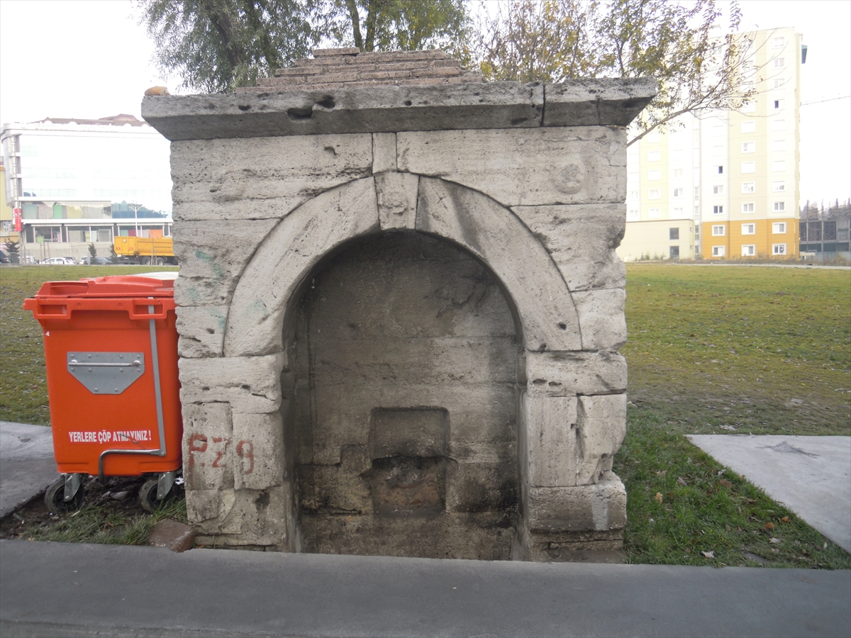 Zeytinburnu'ndaki tarihi Seyitnizam Çeşmesi yeni yerine taşınıyor