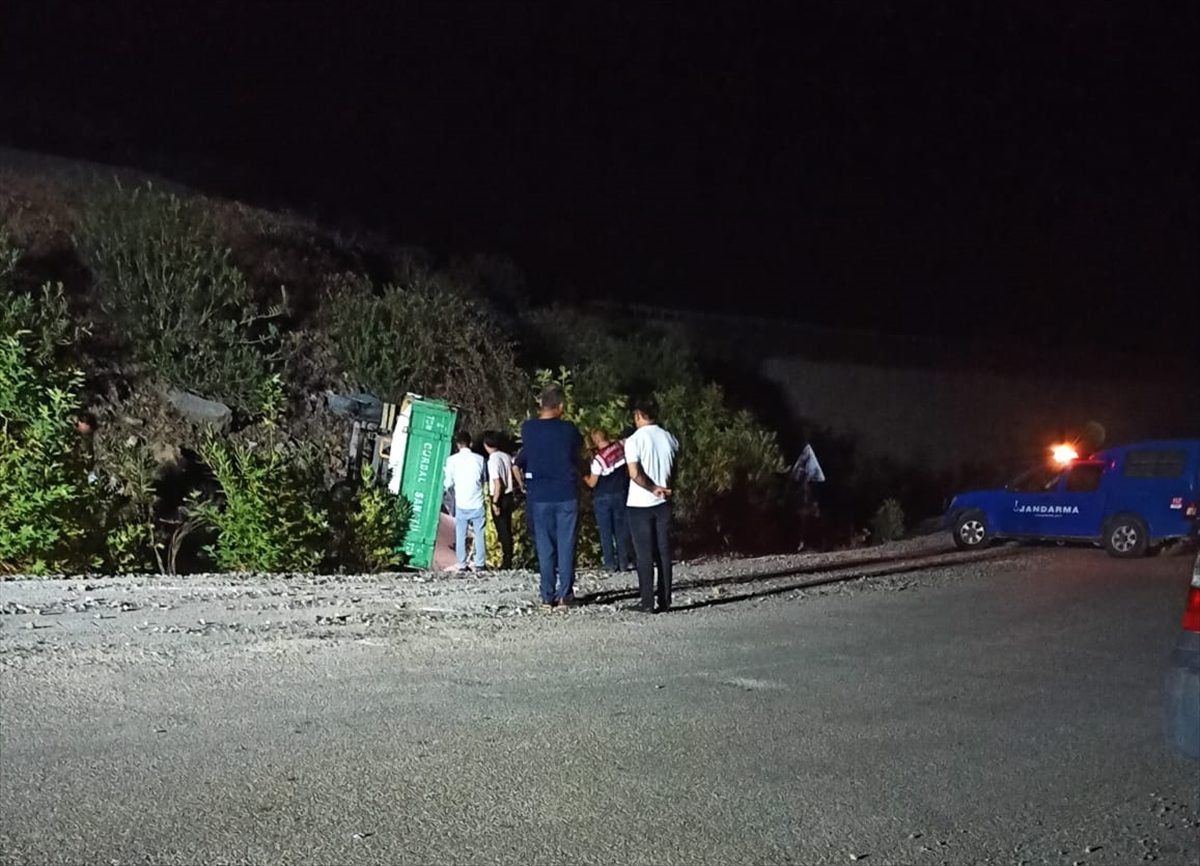 Adana'da devrilen traktördeki 1 kişi öldü, 1 kişi yaralandı